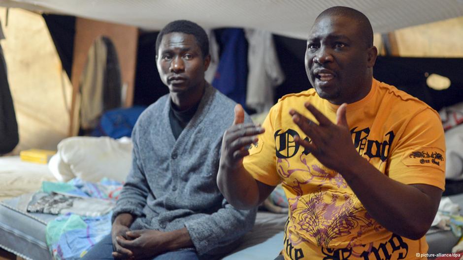 Zwei Flüchtlinge aus Afrika in einem Flüchtlingscamp am Berliner Oranienplatz; Foto: picture-alliance/dpa