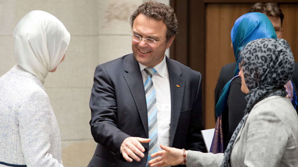 Islam Conference chairman and then Minister of the Interior Hans-Peter Friedrich with members of the Islam Conference (photo: picture-alliance/dpa)