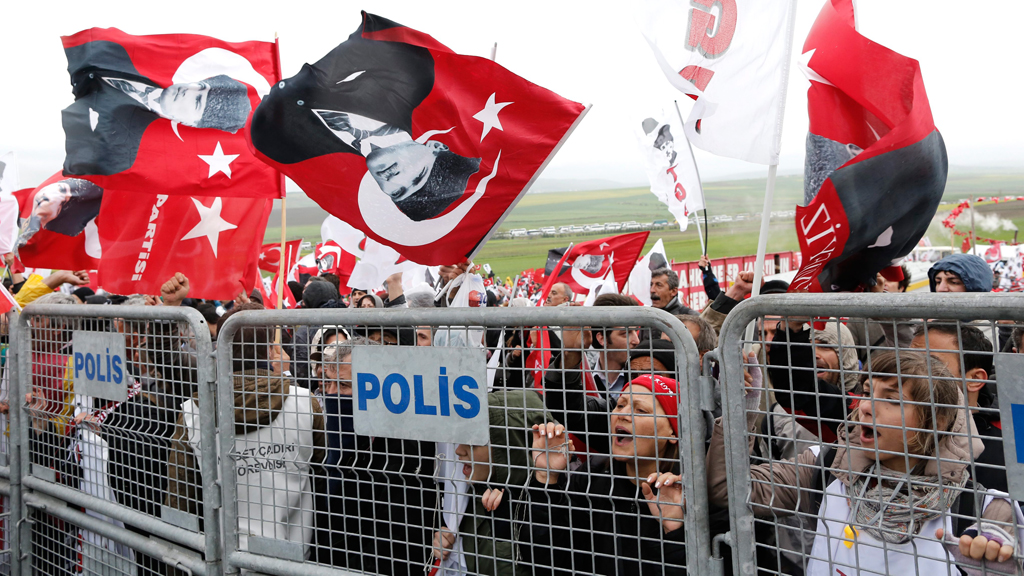 Protest against the court decision in the Ergenekon trails in Turkey (photo: dpa/picture-alliance)