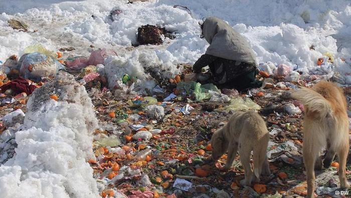 الغذاء؟ بعض الأطفال يبحثون في مكبات القمامة عن الطعام أو يجمعون النفايات لبيع ما هو صالح منها. 