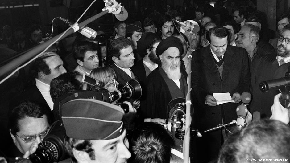  Ayatollah Khomeini bei einer Konferenz in Frankreich; Foto: © Getty Images/Afp/Gabriel Duval 