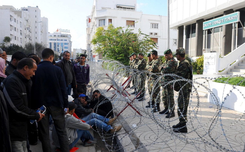 Arbeitslose Minenarbeiter aus der tunesischen Stadt Gafsa protestieren im Januar 2008 gegen die Personalpolitik der Gafsa-Phosphat-Gesellschaft und das Ben-Ali-Regime, Foto: AFP