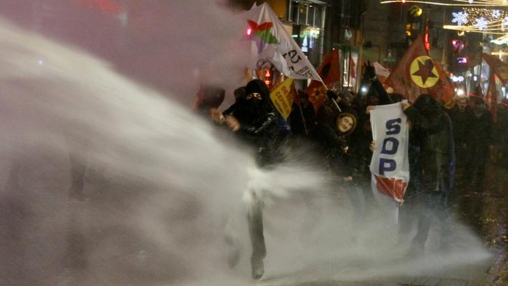 People demonstrating in Istanbul against Turkey's new Internet laws (photo: Reuters/Osman Orsa)