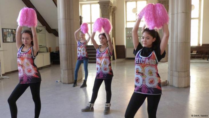 Pupils from the Rheingau Gymansium in Berlin rehearsing their dance sequence (photo: DW/A. Kasiske)