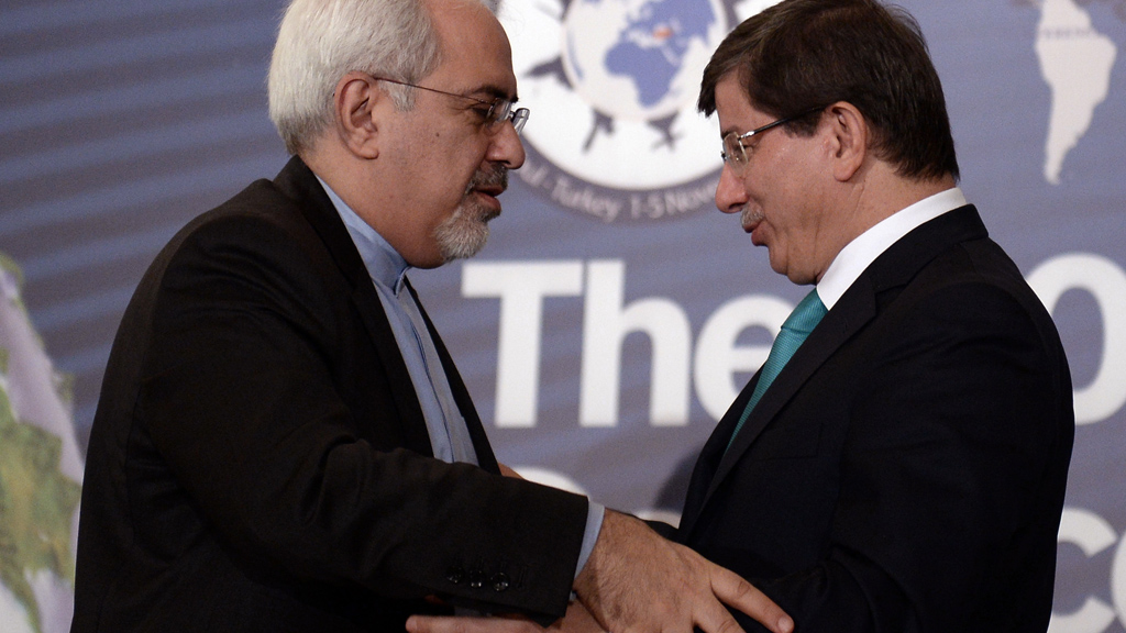 Der iranische Außenminister Mohammad Javad Zarif trifft den türkischen Außenminister Ahmet Davutoglu in Istanbul, Foto: AP/picture-alliance