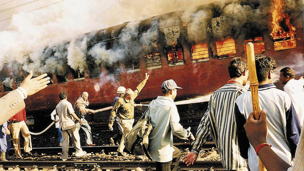 Brennender Zug im Bahnhof von Godhra im februar 2002; Foto: AP 