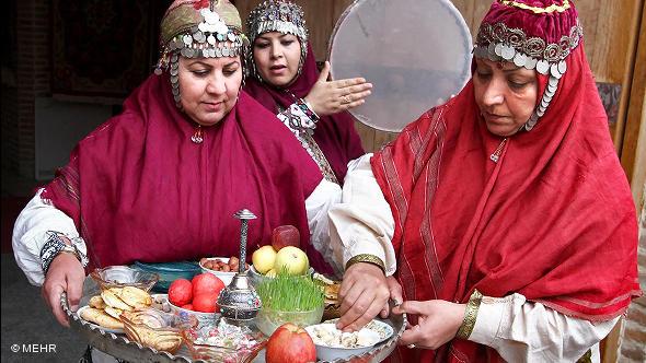 Zwei Frauen bereiten eine "Haft Sin"-Tafel vor; Foto: © Mehr