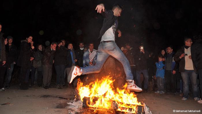 Ein Mann beim Feuersprung; Foto: © Mohamad Mohamadi