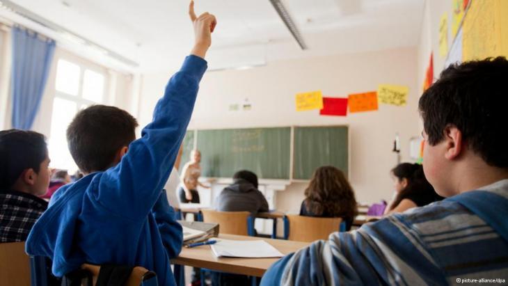 Pupils and a teacher in a German classroom (photo: picture-alliance/dpa)