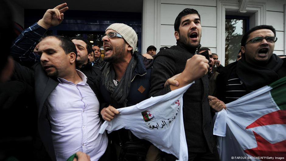 Proteste der "Barakat!"-Bewegung in Algier gegen eine vierte Amtszeit Bouteflikas; Foto: FAROUK BATICHE/AFP/Getty Images