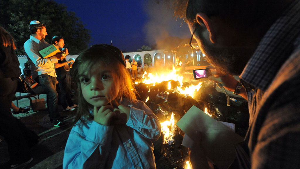 People gather around a bonfire during a Jewish pilgrimage to the tomb of Rabbi Amram ben Diwan in Asjen, Morocco (photo: Abdelhak Senna/AFP/GettyImages)