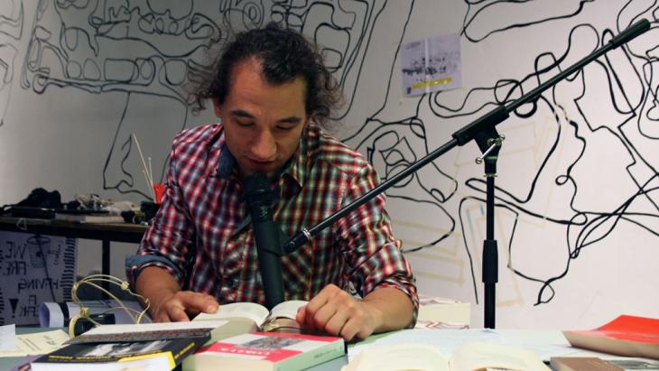 Erdem Gunduz, the "standing man", during a reading (photo: DW/S. Sokolli/V. Uygunoglu)