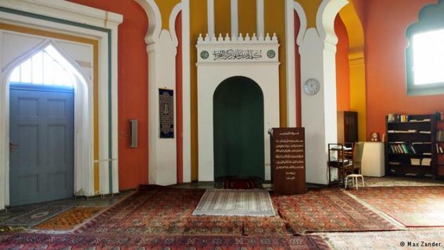 Interior of the Berlin Mosque in Berlin-Wilmersdorf (photo: Max Zander)