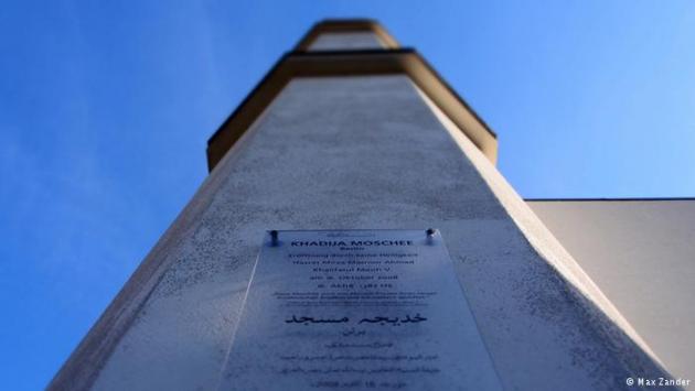 Sign on the outside of the Khadija Mosque in Berlin-Heinersdorf (photo: Max Zander)