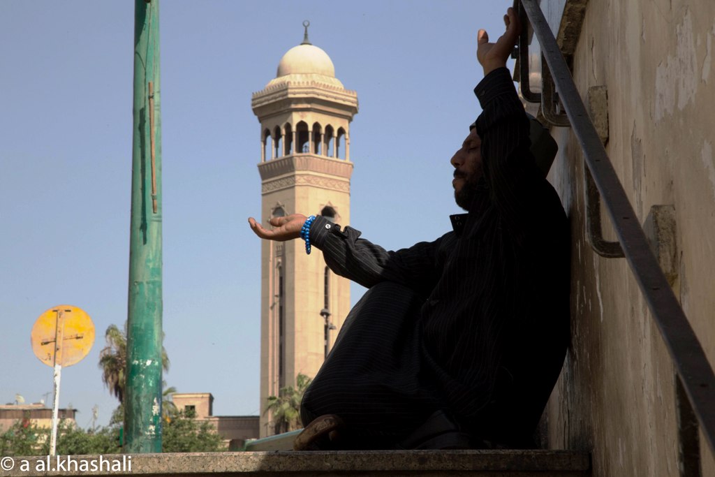 ضرير يطلب المساعدة قرب مسجد الحسين. لله يامحسنين. يساعده الغرباء بينما يمر الباقون دون اكتراث. تعرض الجنيه المصري لضغوط مع تناقص احتياطيات مصر من العملة الصعبة بسبب ابتعاد السياح والمستثمرين الأجانب عن البلاد. وتسارعت في الأسابيع السابقة للانتخابات الرئاسية المصرية 2014 وتيرة هبوط الجنيه مقابل العملة الأمريكية حتى وصل في أسبوع الانتخابات إلى أدنى مستوى له على الإطلاق في السوق الرسمية مسجلاً أكثر من 7 جنيه للدولار الواحد.