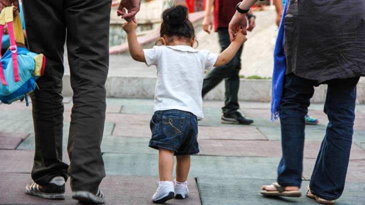 An Iranian family with a child in Tehran (photo: ISNA)