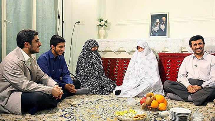 Mahmoud Ahmadinejad with his family (photo: ISNA)