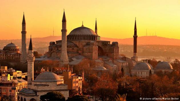 Golden sunset over Hagia Sophia. Photo © picture alliance/Marius Becker.