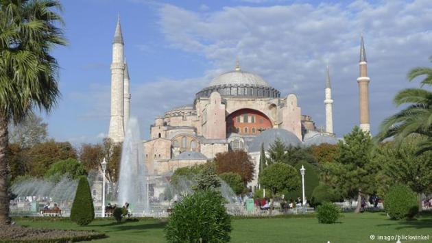 View of Hagia Sophia with its four minarets. Photo © imago/blickwinkel