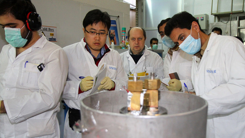 Inspektoren der Internationalen Atomenergie-Organisation (IAEA) und iranische Ingenieure in einem Kernkraftwerk im iranischen Natans am 20. Januar 2014; Foto: AFP/Getty Images