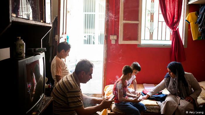 Die Eltern helfen ihren Kindern bei den Hausaufgaben; Foto: Amy Leang