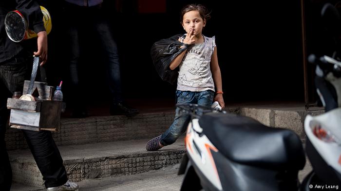 Auf der Straße muss Nariman, 7, Taschentücher verkaufen; Foto: Amy Leang