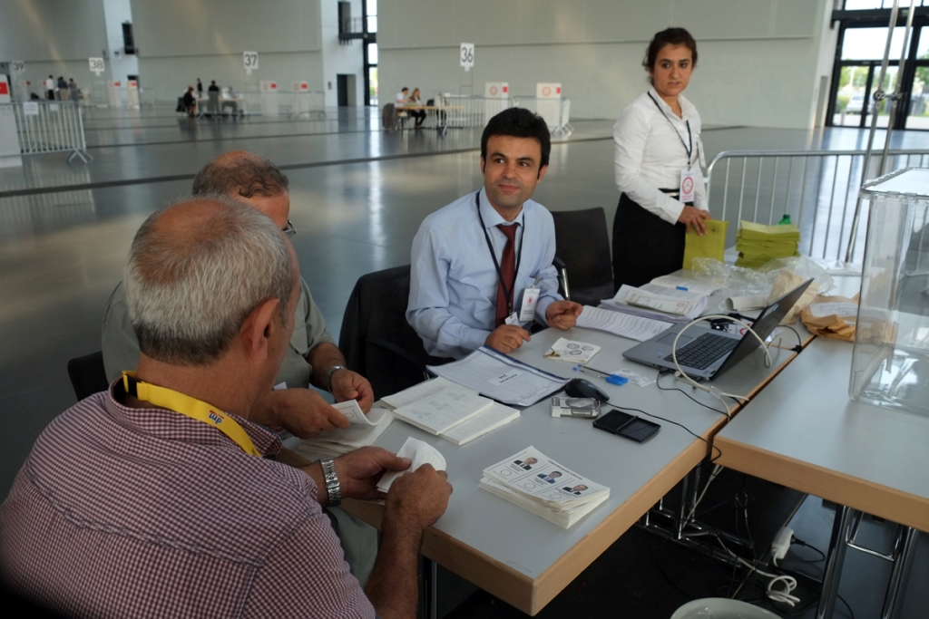 Verantwortliche Wahlhelfer in der Messehalle in Karlsruhe; Foto: Canan Topçu.