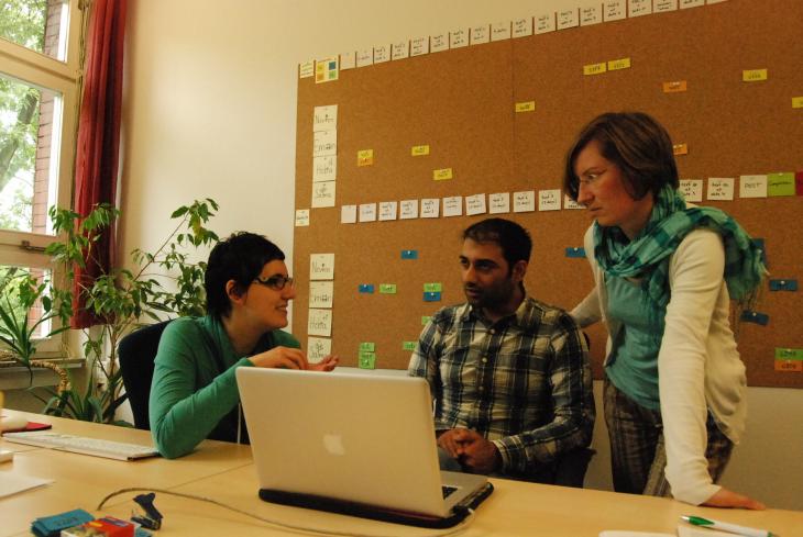 Three members of the Arabic-language Internet-based therapy service known as "Ilajnafsy" in Berlin (photo: Iris Mostegel)