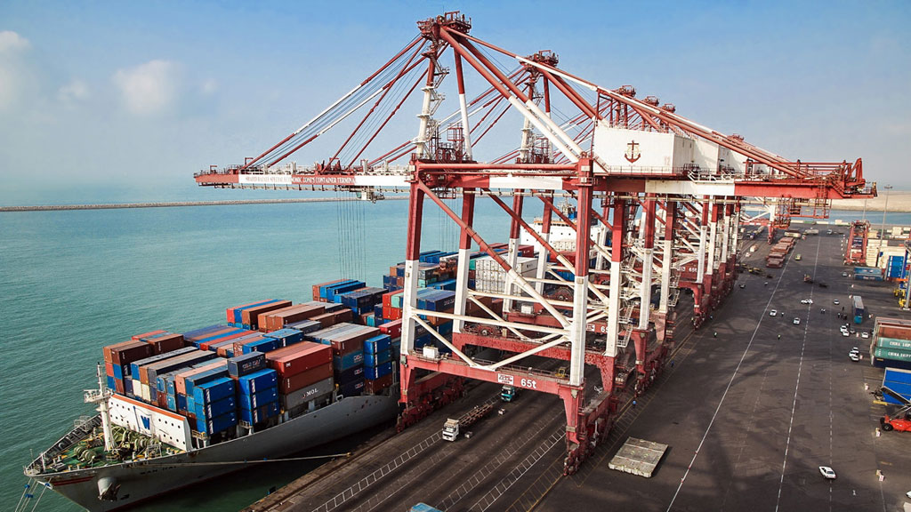 Following the easing of trade sanctions, the first container ship reaches an Iranian port (photo: IRNA)