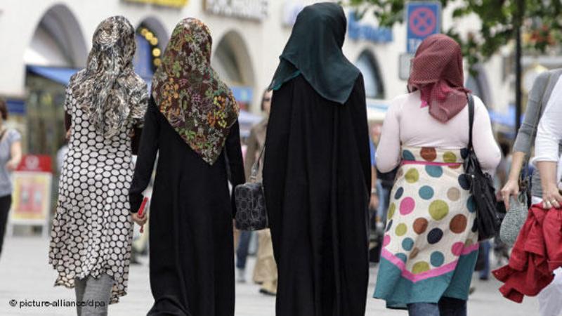 Junge Frauen mit Kopftuch; Foto: picture-alliance/dpa