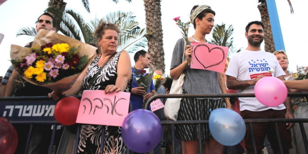 Unterstützer des Hochzeitspaares Morel Malka und Mahmoud Masur; Foto: Reuters