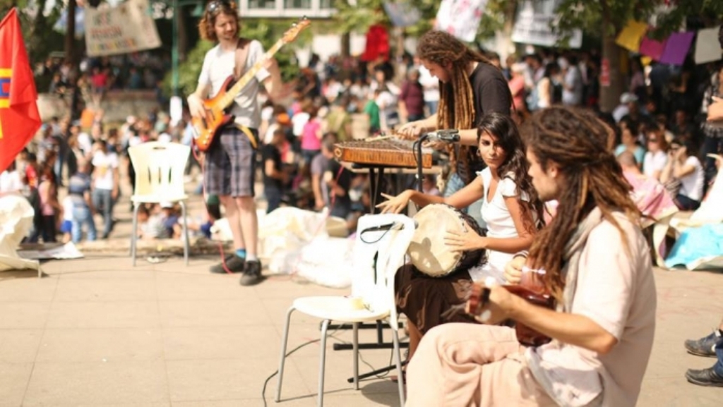 "Light in Babylon" während eines Konzerts im Gezi-Park in Istanbul; Quelle: 1. Gezi Soul Festival 2014