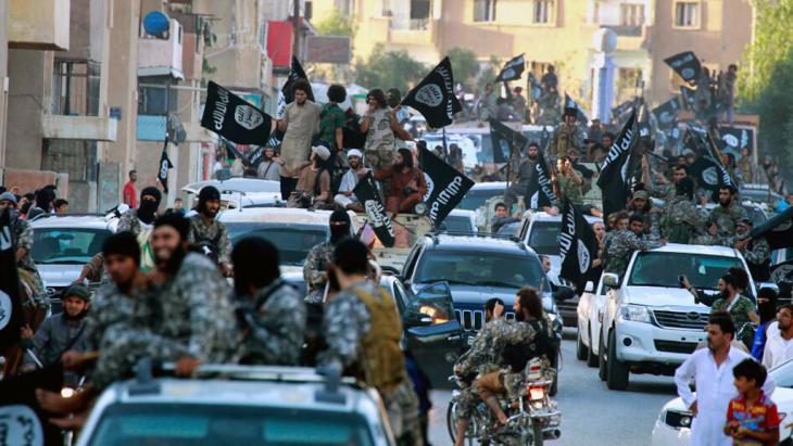 A street in the Syrian city of Raqqa after it was taken by IS units (photo: dpa/AP Photo/Raqqa Media Center of the Islamic State)