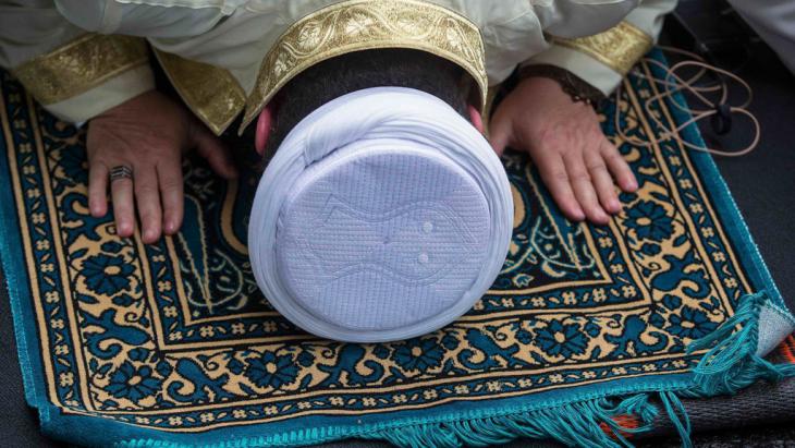 A Muslim man prays at the German Muslim community's day of action in Berlin (photo: Reuters/Hannibal)