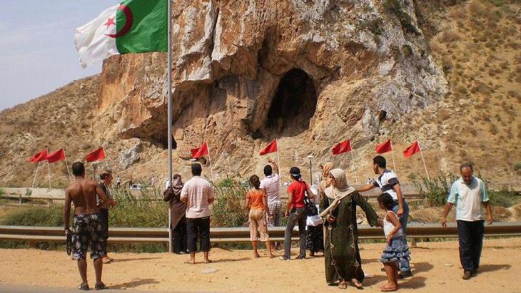 People on a section of the border between Morocco and Algeria (photo: DW)