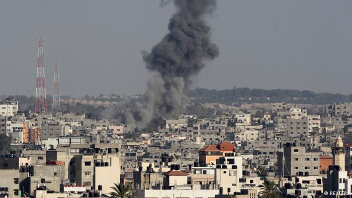 Gaza-Stadt unter einer Wolke aus Rauch; Foto: Reuters