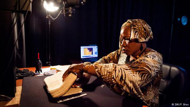 A woman handling one of the Timbuktu manuscripts (photo: DW/P. Breu)