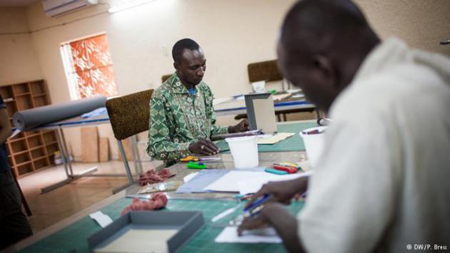 Men making storage boxes for the Timbuktu manuscripts (photo: DW/P. Breu)