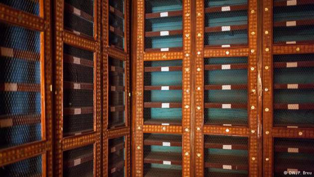 Empty shelves at the Mamma Haidara Memorial Library in Timbuktu (photo: DW/P. Breu)