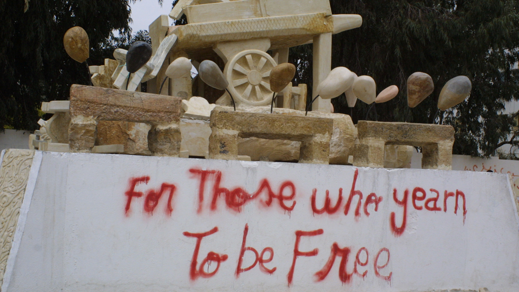 Skulptur Selbstverbrennung Mohammed Bouzizi in Sidi Bouzid; Foto: Reese Erlich