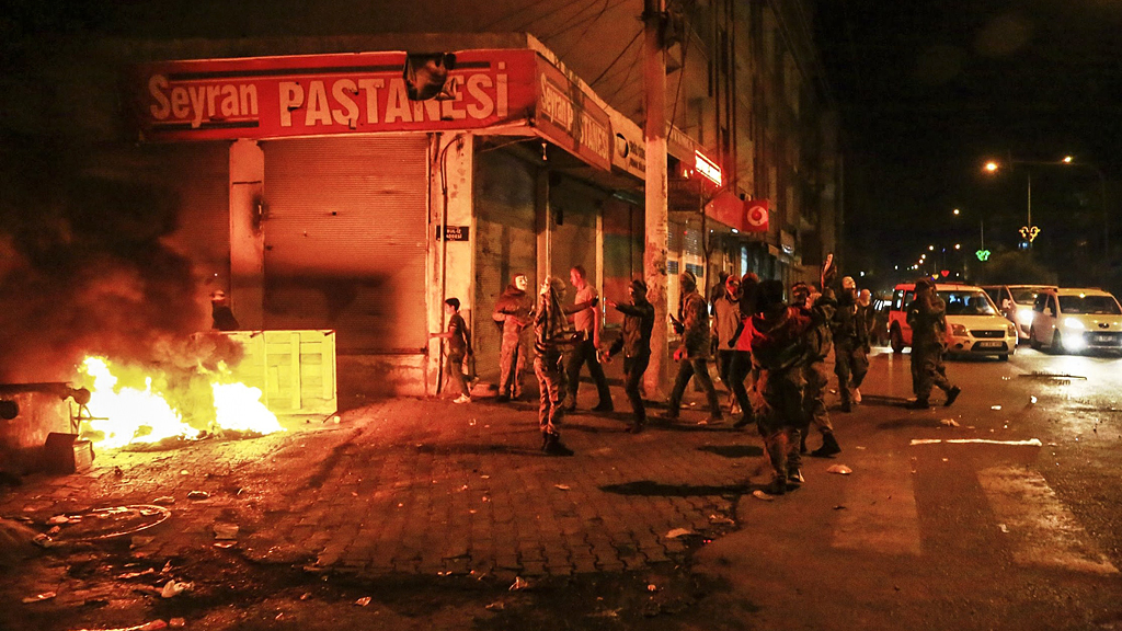 Kurdish protesters demand more Western intervention against IS militants in Syria and Iraq at a protest in Diyarbakir, 7 October 2014 (photo: Getty Images/Ilyas Akengin) 