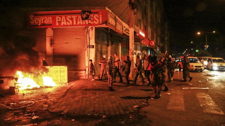 Bei Demonstration in Diyarbakir am 7. Oktober 2014 fordern Kurden vom Westen mehr Unterstützung gegen die IS Miliz im Irak und Syrien; Foto: Getty Images/Ilyas Akengin