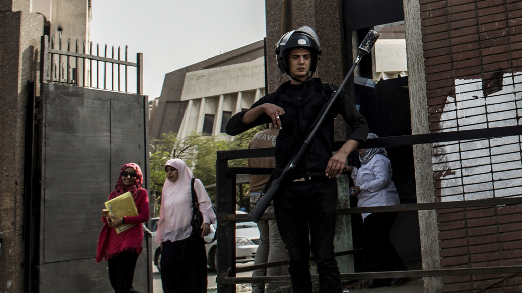 An Egyptian riot policeman stands guard in front of al-Azhar university, 21 October 2014 (photo: Getty Images/AFP/Khaled Desouki)