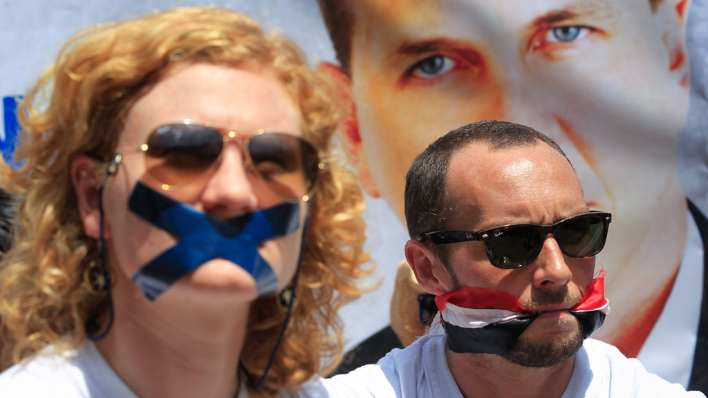 Jessica Hatcher (left) and Phil Moore (right) protesting against the imprisonment of Al Jazeera journalist Peter Greste, Nairobi, 4 February 2014 (photo: EPA/DAI KUROKAWA)