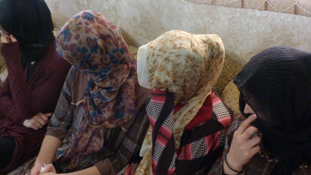 Yazidi women and girls who were abducted by IS jihadi fighters in October 2014 (photo: Martin Durm)