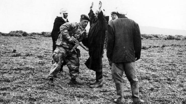 A French patrol unit conducts a search for weapons on 21 January 1958 near Duvivier in Algeria (photo: picture-alliance)