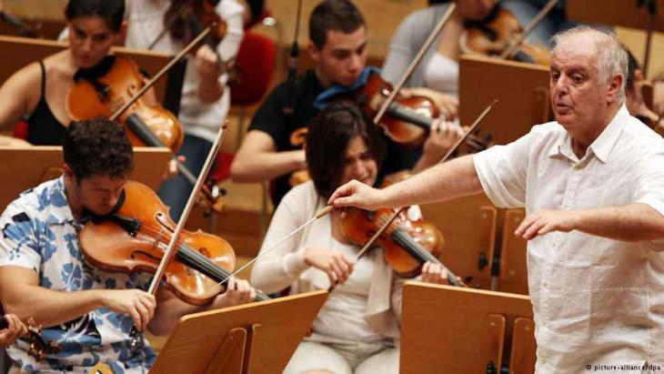 Daniel Barenboim conducting the West-Eastern Divan Orchestra in Cologne in 2011 (photo: picture-alliance/dpa)