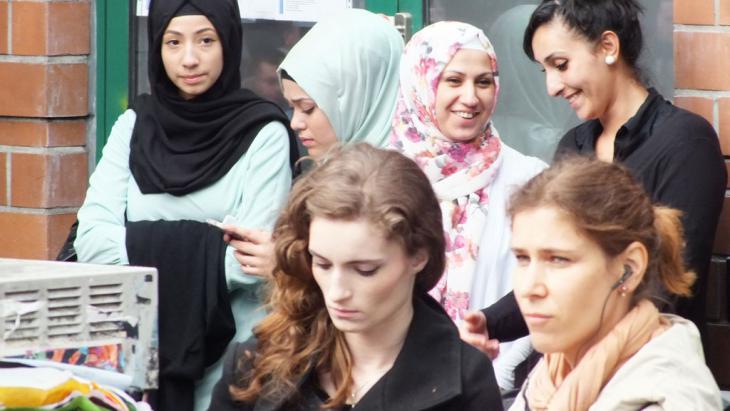 German Muslims outside the Mevlana Mosque in Berlin-Kreuzberg (photo: DW/A. Almakhlafi)