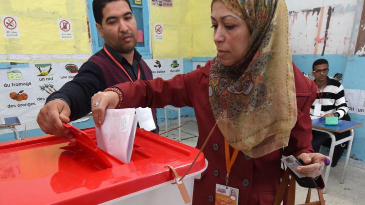 A woman casting her vote in a polling station in Tunis (photo: Getty Images/AFP/Fadel Senna)