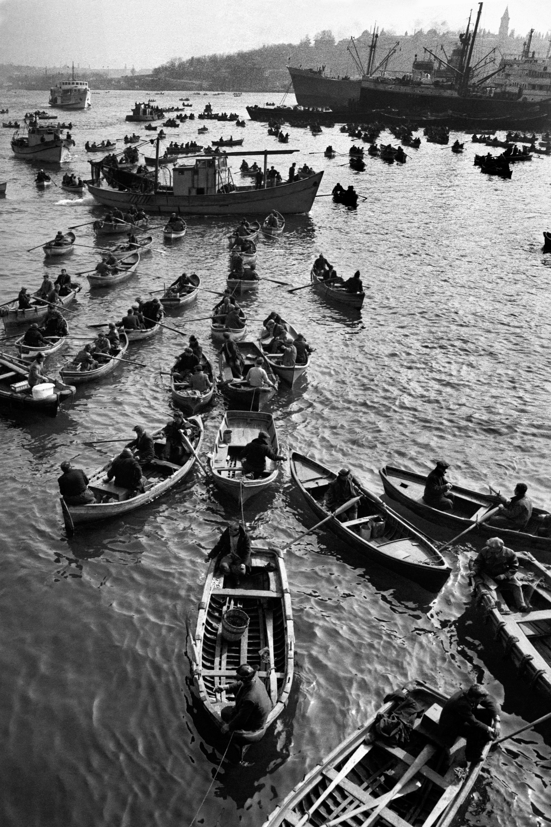 Fishermen, Istanbul, 1958 (photo: © Ara Güler)